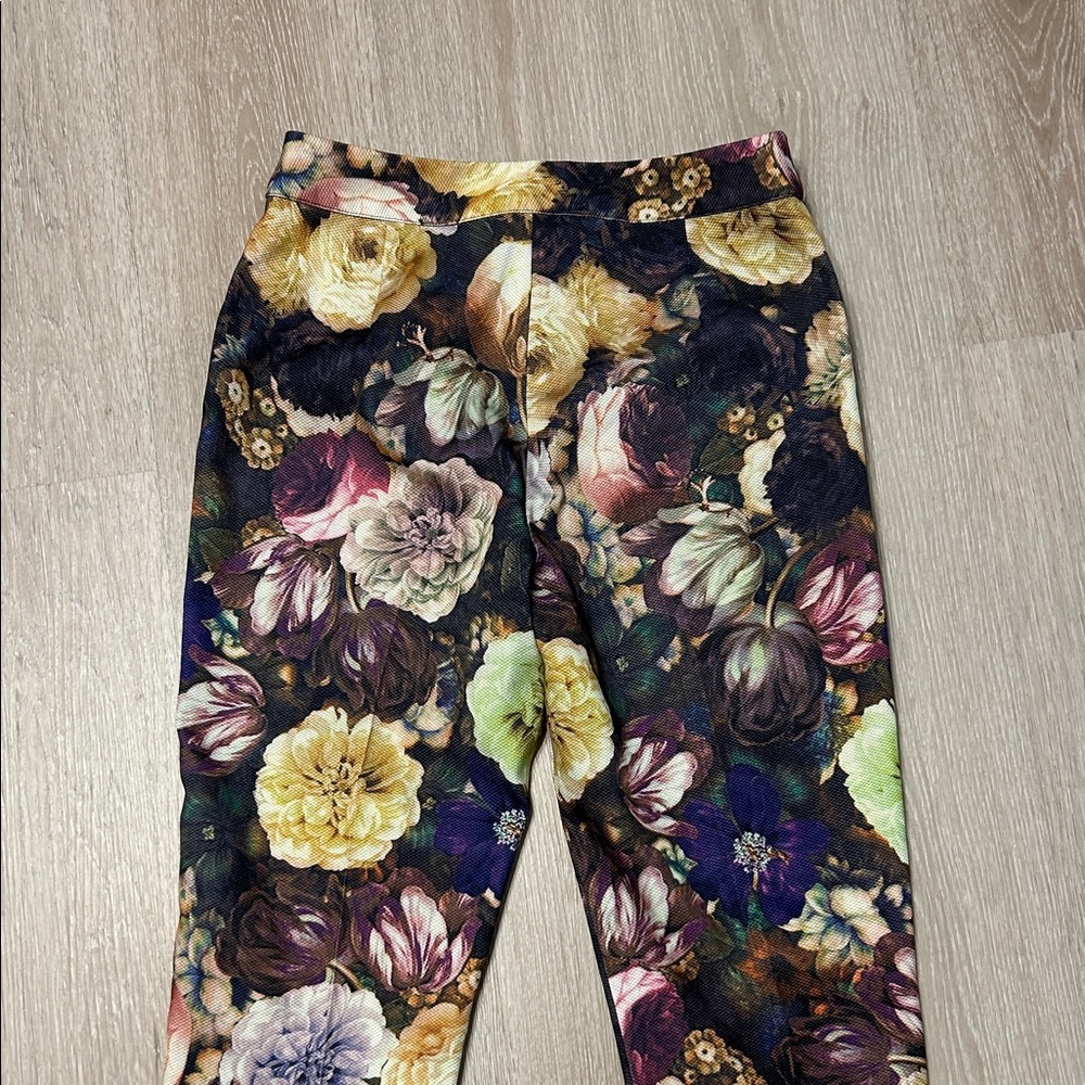 Darling Floral Cropped Ankle Style Pants Sz Small - Picture 7 of 8